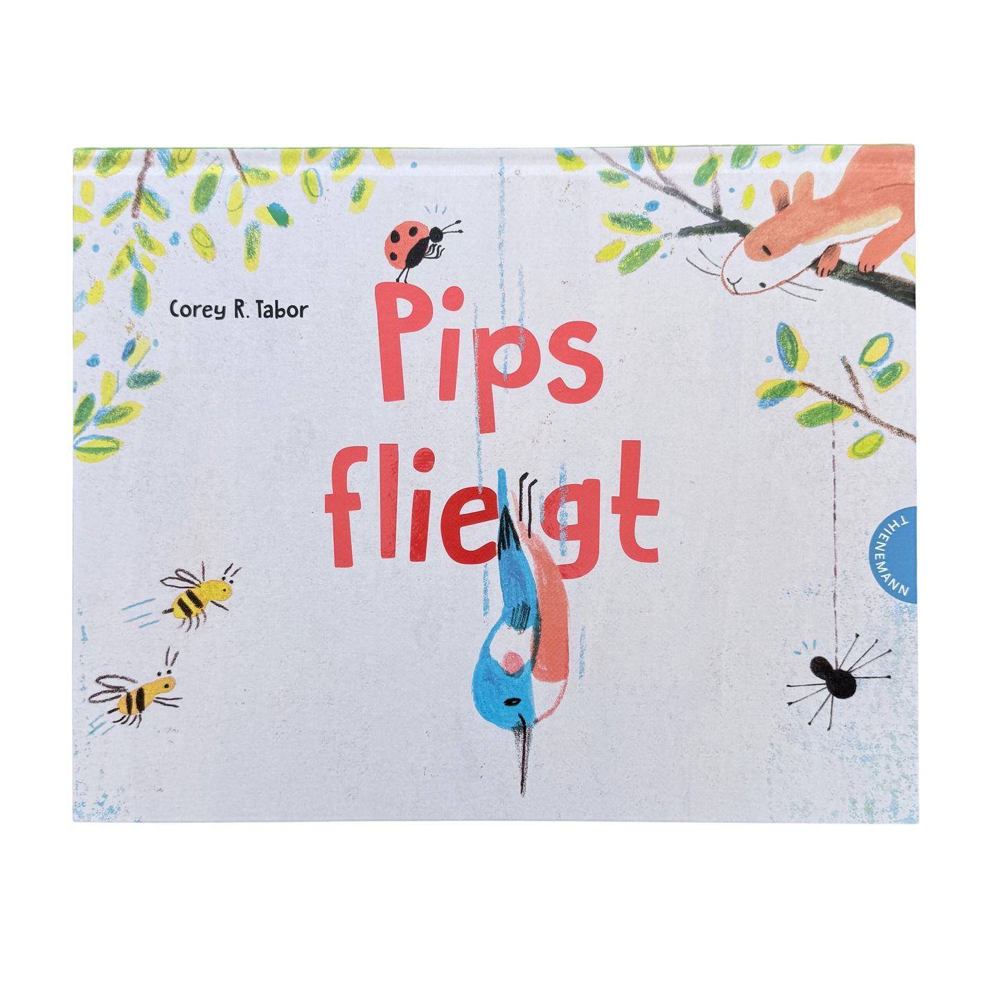 Pips das Eisvogelmädchen fliegt Kopf über aus dem Nest an allen anderen Bewohnern des Baumes vorbei. Bienen, Spinnen und Eichhörnchen sind zu sehen. 