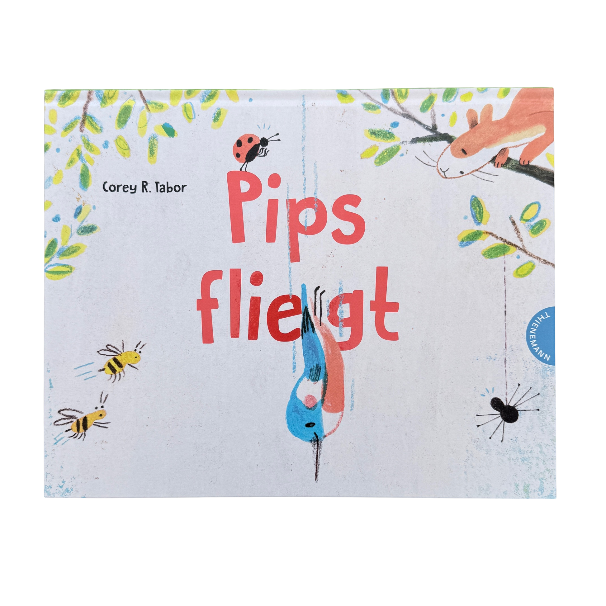 Pips das Eisvogelmädchen fliegt Kopf über aus dem Nest an allen anderen Bewohnern des Baumes vorbei. Bienen, Spinnen und Eichhörnchen sind zu sehen. 