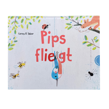 Pips das Eisvogelmädchen fliegt Kopf über aus dem Nest an allen anderen Bewohnern des Baumes vorbei. Bienen, Spinnen und Eichhörnchen sind zu sehen. 