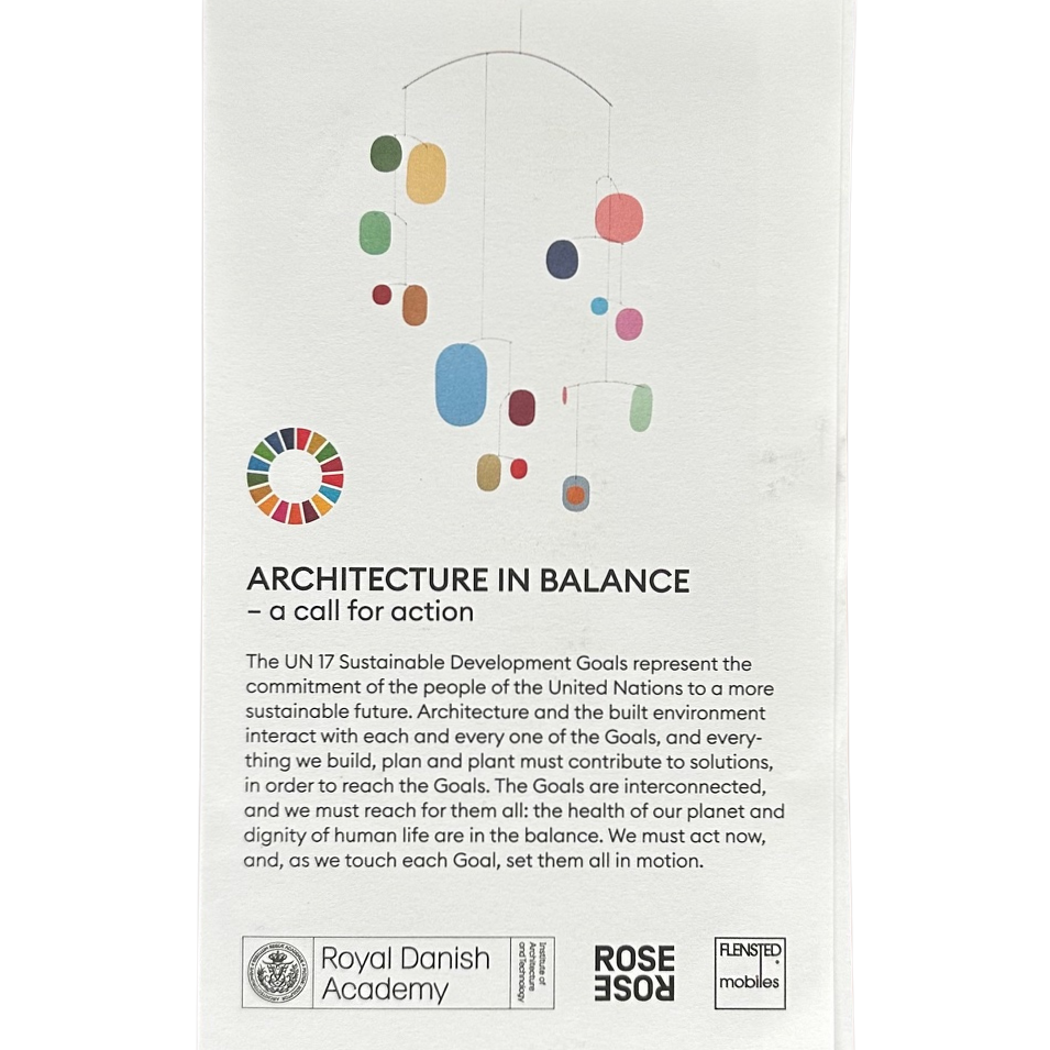 beschreibung großes buntes mobile mit vielen kleinen bunten blättchen