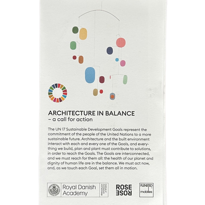 beschreibung großes buntes mobile mit vielen kleinen bunten blättchen