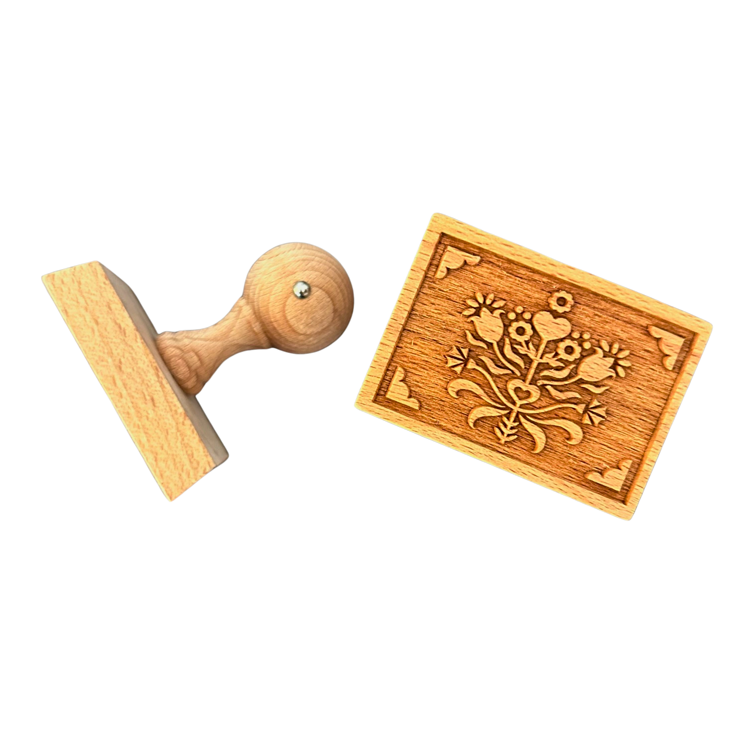 Ein Keksstempel aus Holz mit Blumenstraußmotiv.