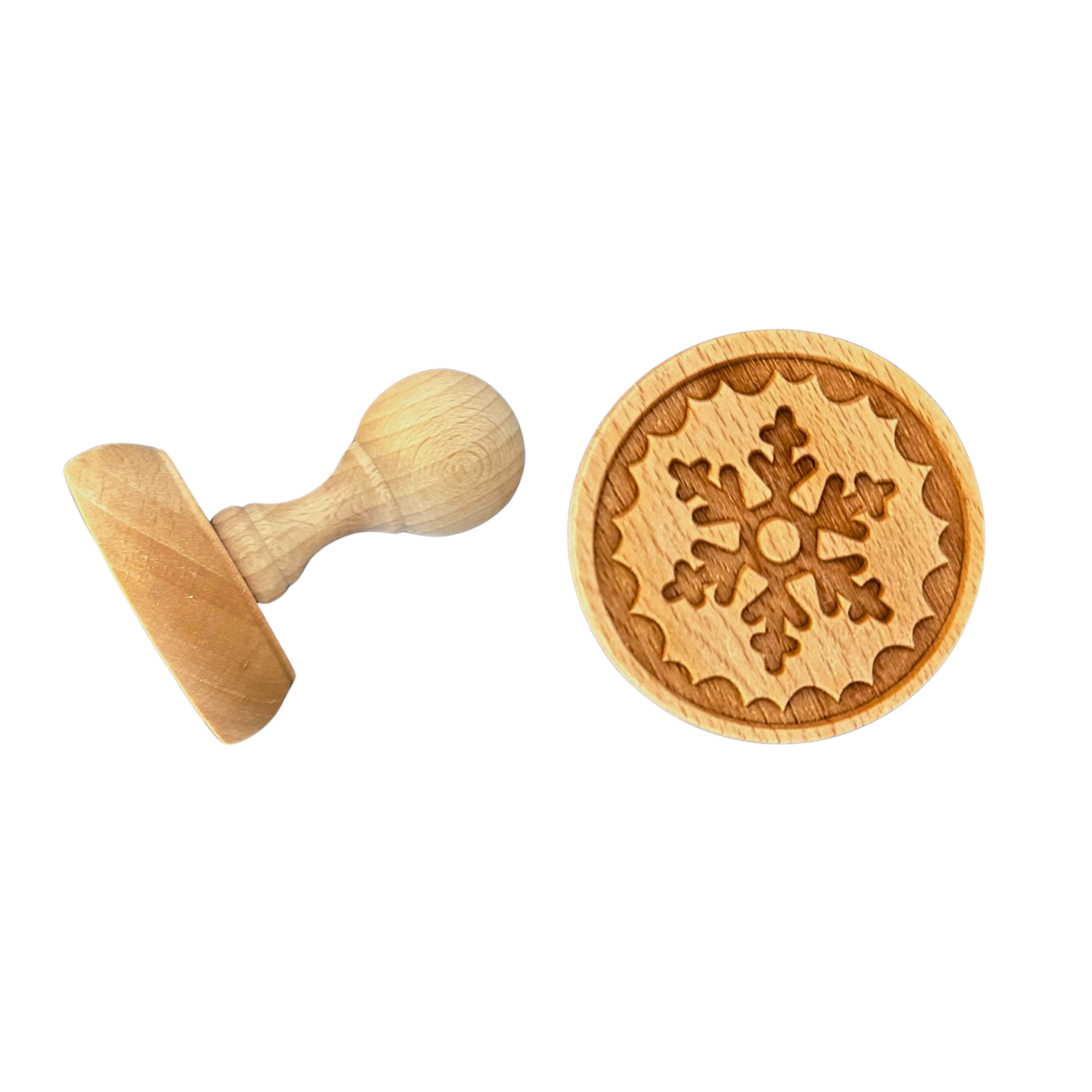Ein Keksstempel aus Holz mit einem Schneeflocken Motiv.