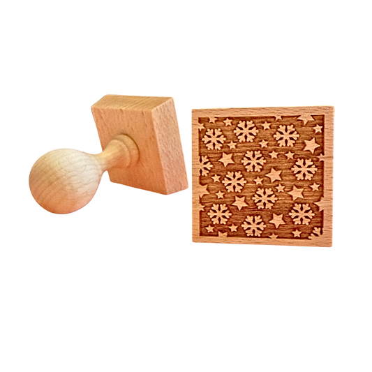 Keksstempel aus Holz mit Schneeflocken Motiv.
