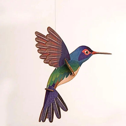 Der hängende Kolibri in bunten Farben und flatternden Flügeln.