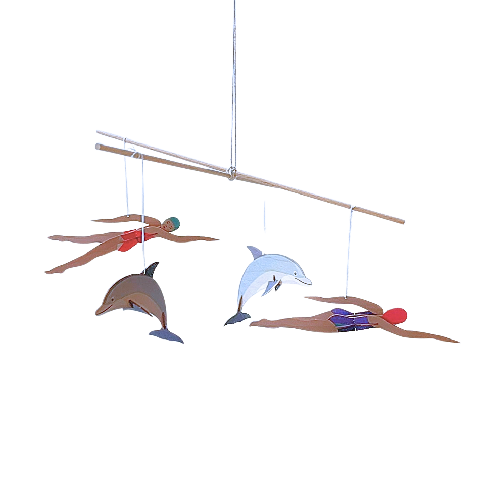Ein Mobile Bastelset aus Holz mit zwei Schwimmerinnen und zwei Delfinen.