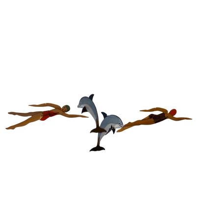 Ein Mobile Bastelset aus Holz mit zwei Schwimmerinnen und zwei Delfinen.