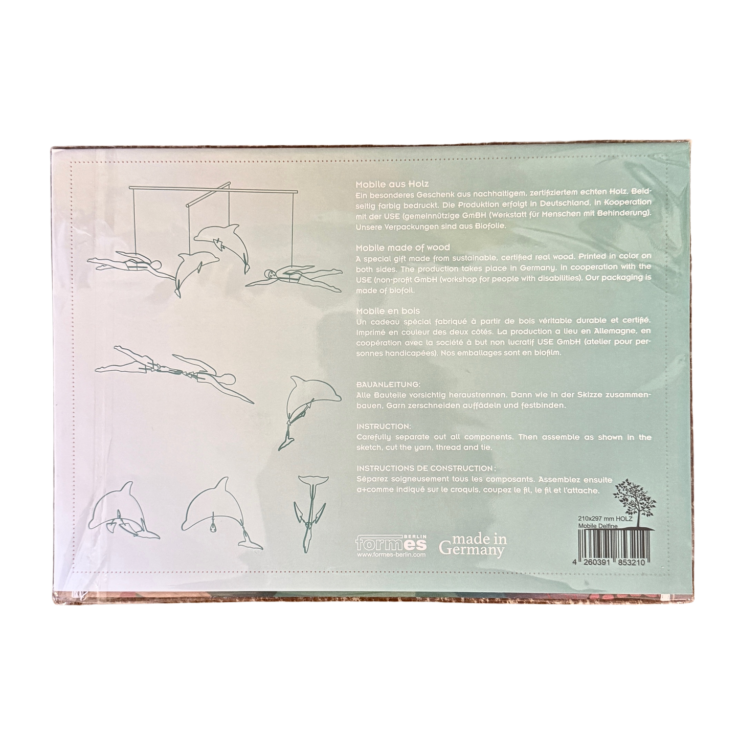 Ein Mobile Bastelset aus Holz mit zwei Schwimmerinnen und zwei Delfinen. Verpackung Rückseite mit Anleitung. 