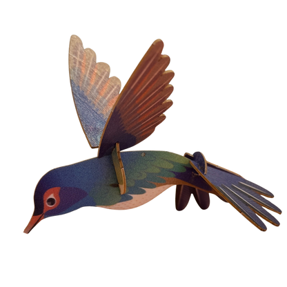 Zusammengebauter, stehender Kolibri mit flatternden Flügeln.