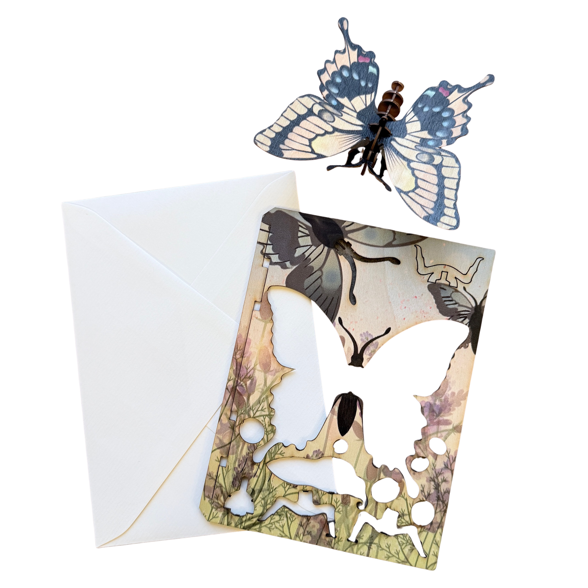 Bastelset Grußkarte aus Sperrholz mit einem Schmetterlingmotiv. Umschlag, Schablone und zusammengebauter Schmetterling. 