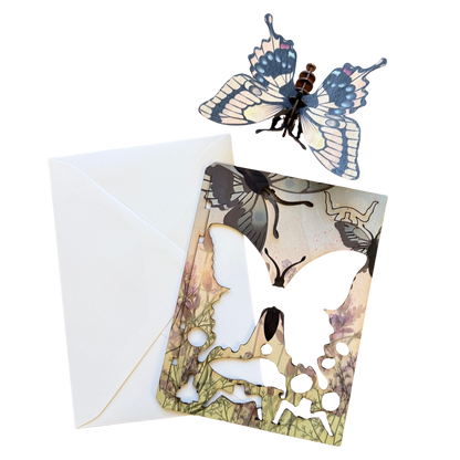 Bastelset Grußkarte aus Sperrholz mit einem Schmetterlingmotiv. Umschlag, Schablone und zusammengebauter Schmetterling. 
