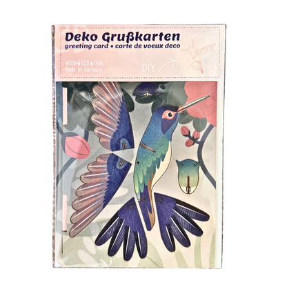 Grußklarten Bastelset aus Sperrholz als Kolibi. In bunten Farben zum Stellen oder Hängen. 