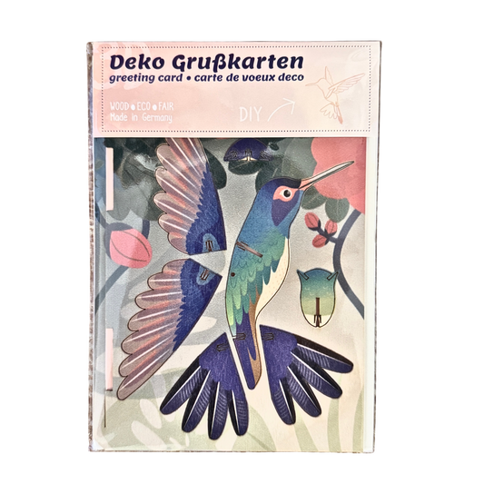 Grußklarten Bastelset aus Sperrholz als Kolibi. In bunten Farben zum Stellen oder Hängen. 