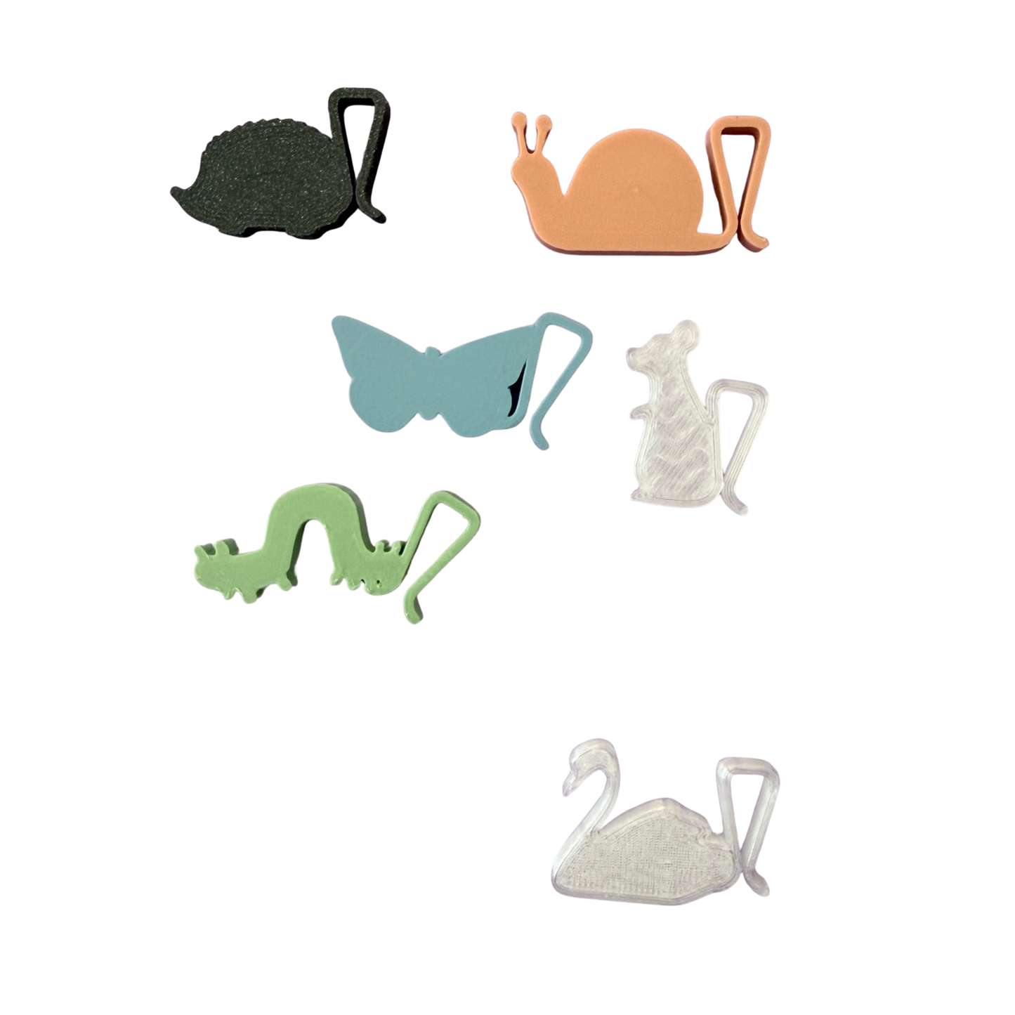 Sechs Tiere als Glasanhänger aus dem 3-D Drucker. Igel, Schnecke, Schmetterling, Maus, Regenwurm und Schwan. 