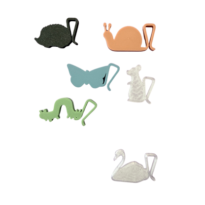 Sechs Tiere als Glasanhänger aus dem 3-D Drucker. Igel, Schnecke, Schmetterling, Maus, Regenwurm und Schwan. 