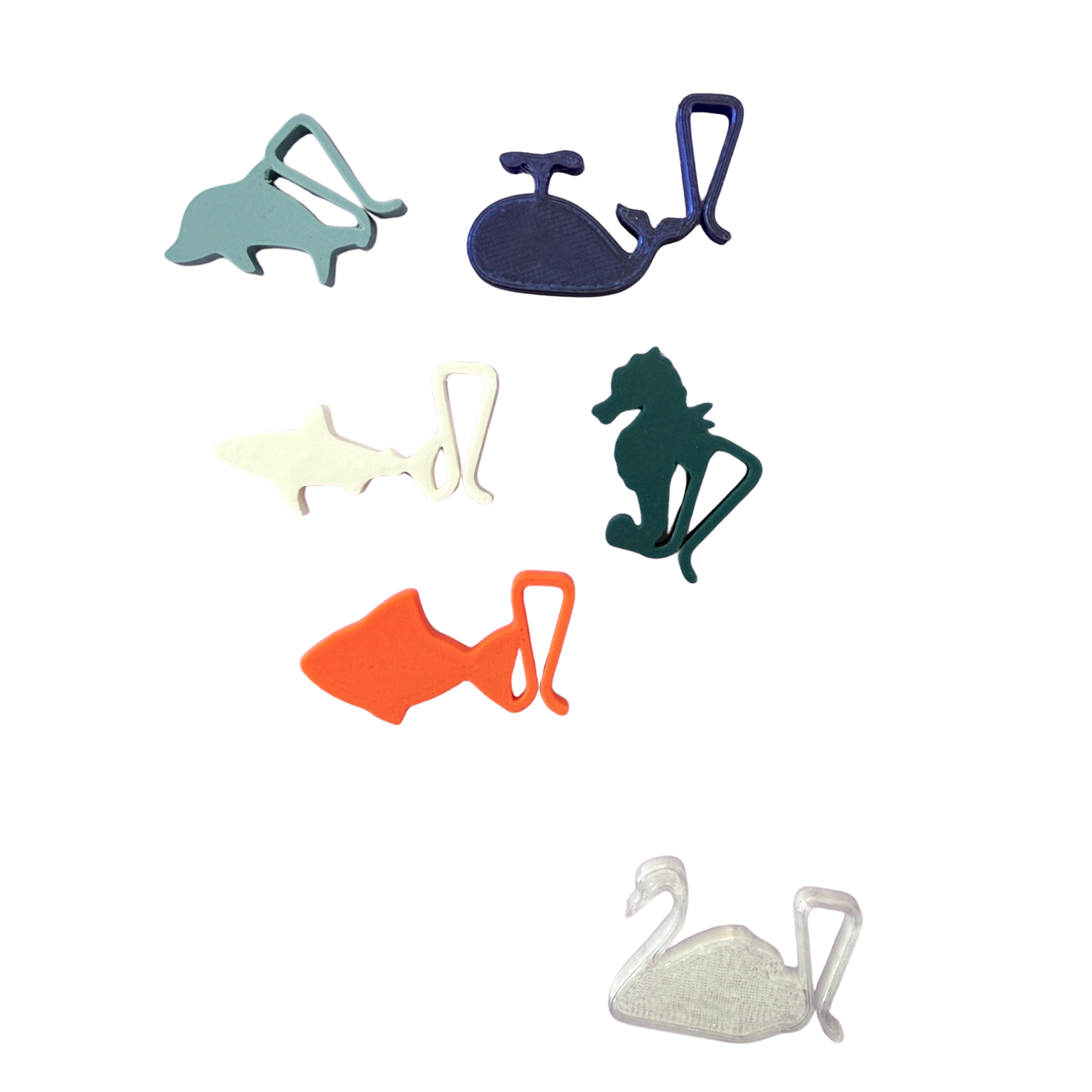 Sechs Tiere als Glasanhänger aus dem 3-D Drucker. Delfin, Wal, Hai, Seepferd, Rochen und Schwan. 