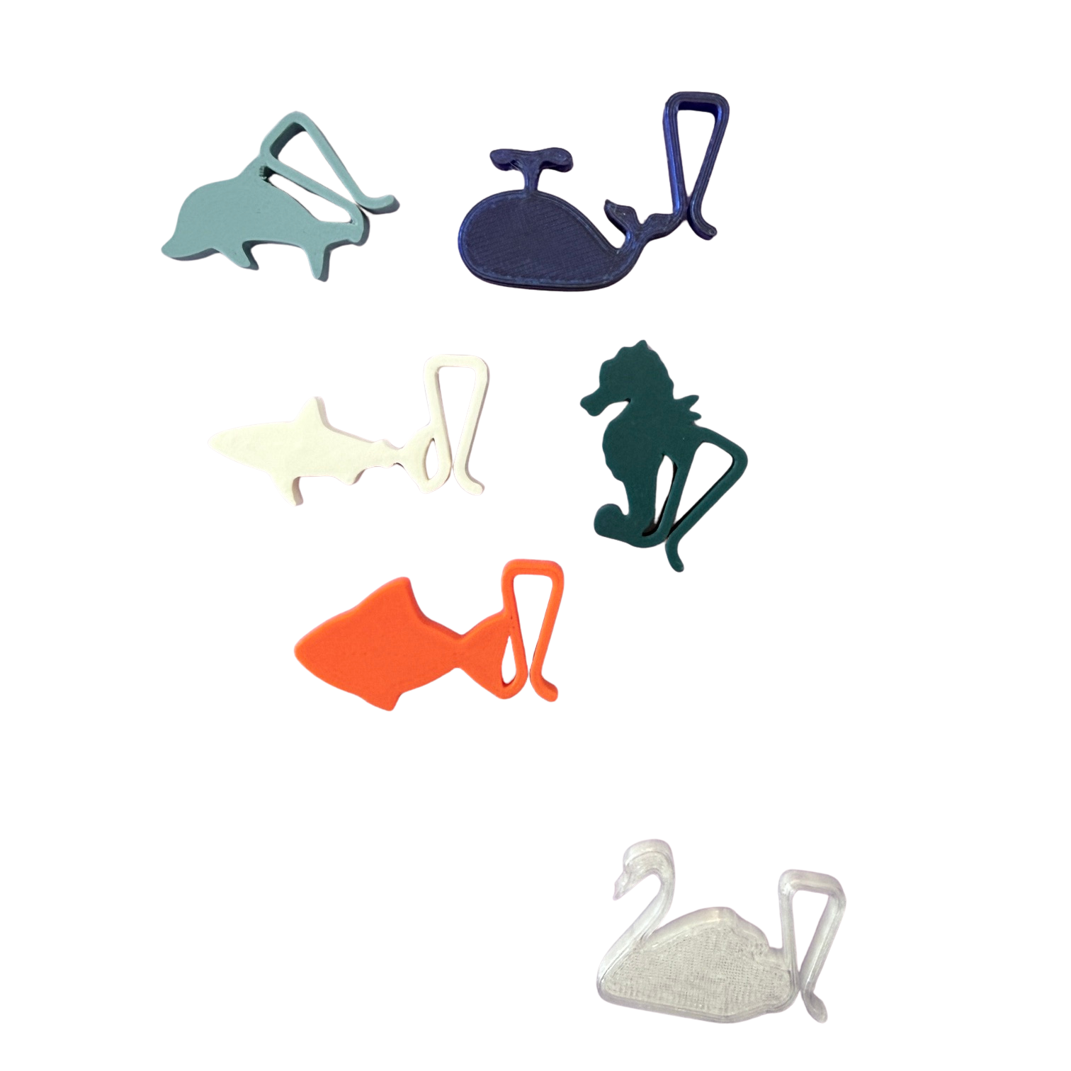 Sechs Tiere als Glasanhänger aus dem 3-D Drucker. Delfin, Wal, Hai, Seepferd, Rochen und Schwan. 