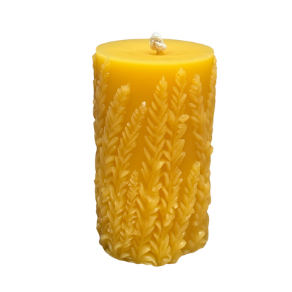 Stumpkerze mit Heide Relief aus Bienenwachs natur.