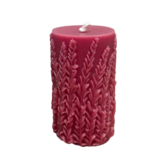 Stumpkerze mit Heide Relief in rot aus Bienenwachs.