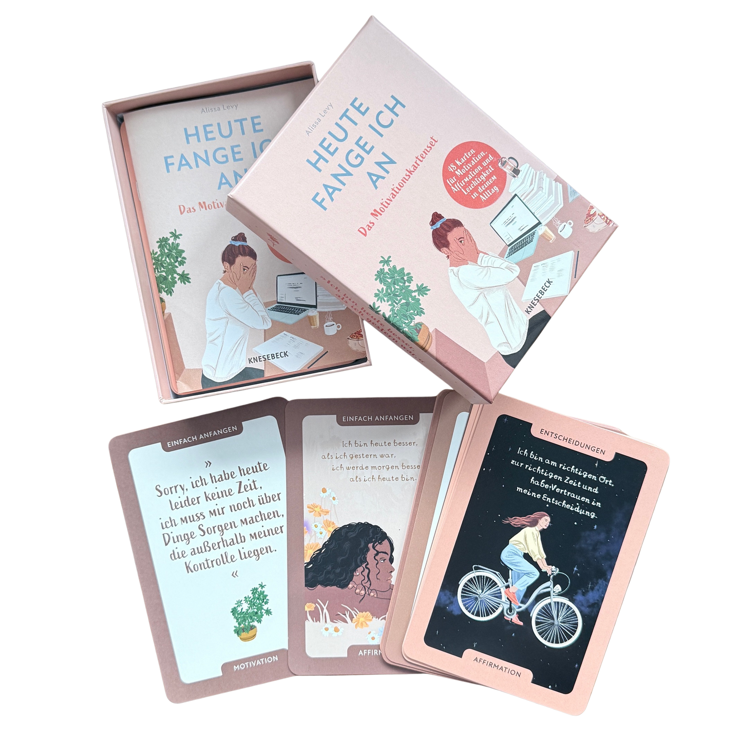 Motivationskartenset für Frauen. Eine geöffnete Schachtel aus Karton in rosa mit verschiedenen Motivationskarten.