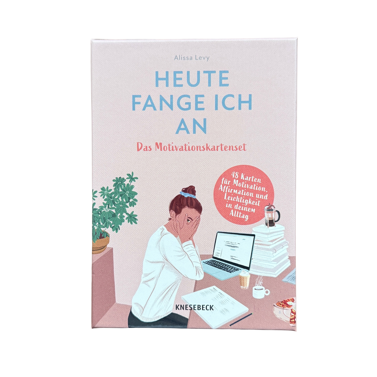 Motivationskartenset für Frauen. Eine Frau sitzt am Schreibtisch und hält die Hände vor das Gesicht. 