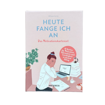 Motivationskartenset für Frauen. Eine Frau sitzt am Schreibtisch und hält die Hände vor das Gesicht. 