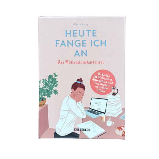 Motivationskartenset für Frauen. Eine Frau sitzt am Schreibtisch und hält die Hände vor das Gesicht. 