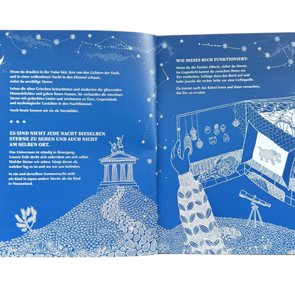 Ein blauer Sternenhimmel mit Sternzeichen und der Einleitung zum Buch. 