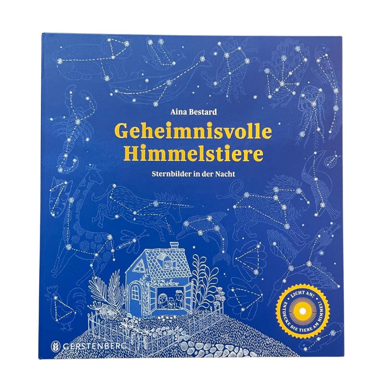 Ein blauer Nachthimmel mit Sternenbildern über einem Haus mit Garten.