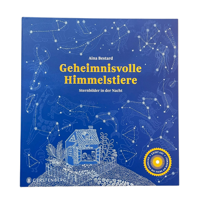 Ein blauer Nachthimmel mit Sternenbildern über einem Haus mit Garten.