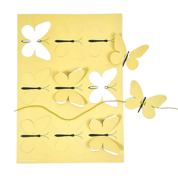 bastelbogen aus karton mit gelben schmetterlingen zum dekorieren