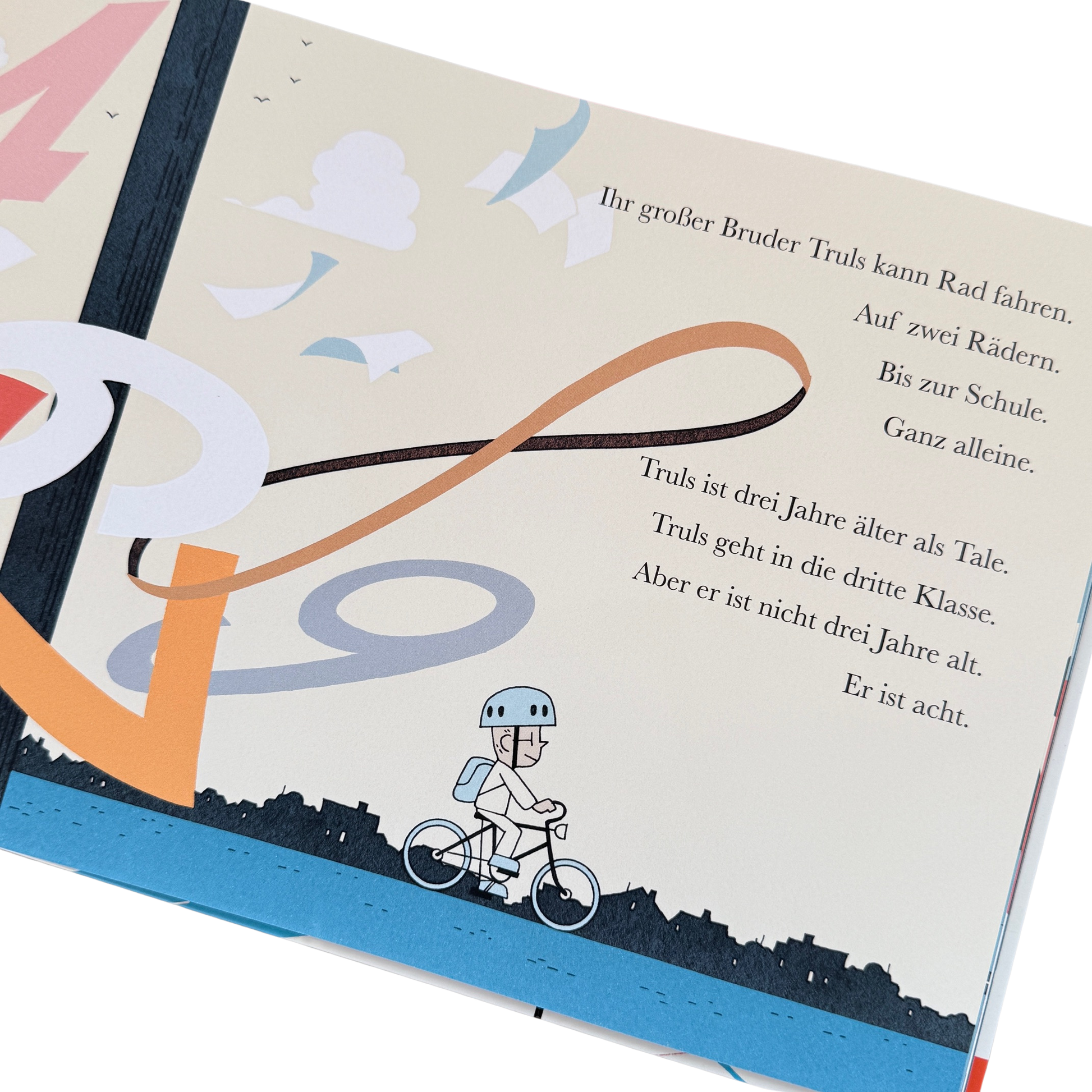 Eine Seite in dem Kinderbuch die größe Zahl der Welt. Ein kleiner Junge fährt Farrad. 
