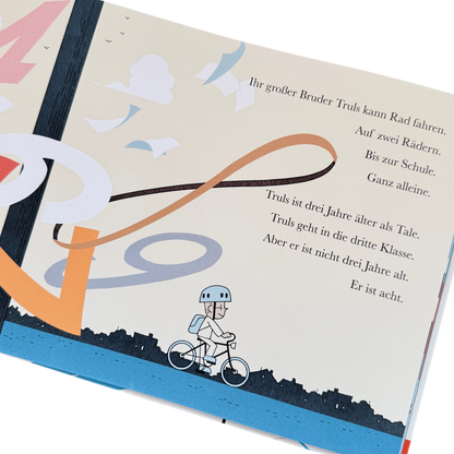 Eine Seite in dem Kinderbuch die größe Zahl der Welt. Ein kleiner Junge fährt Farrad. 
