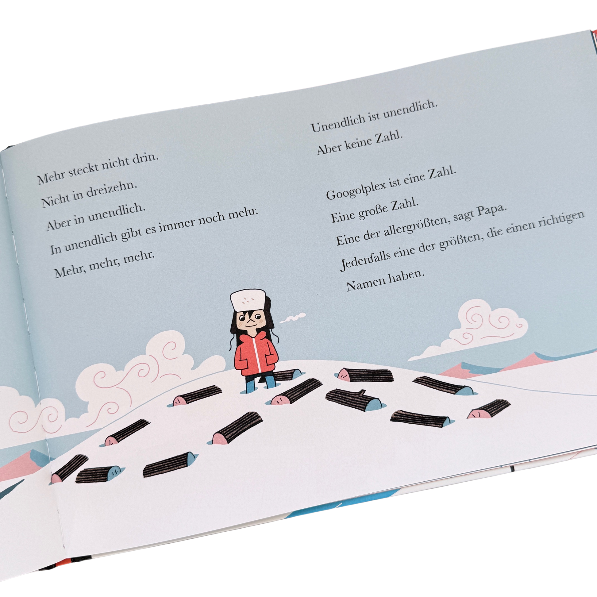 Eine Seite in dem Kinderbuch die größe Zahl der Welt. Ein kleiner Junge im Schnee mit vielen Baumstämmen. 