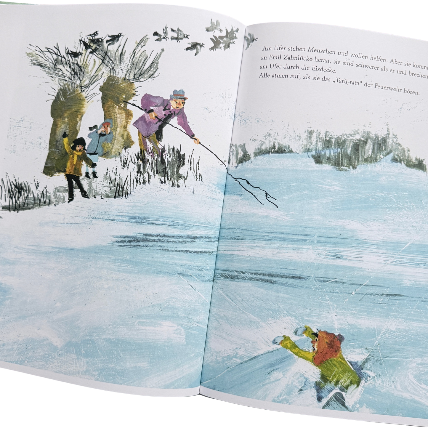 Kinderbuch - Bei der Feuerwehr wird der Kaffee kalt. Buchseite mit enem Kind, welches auf dem Eis eingebrochen ist und einem Mann der hilft.