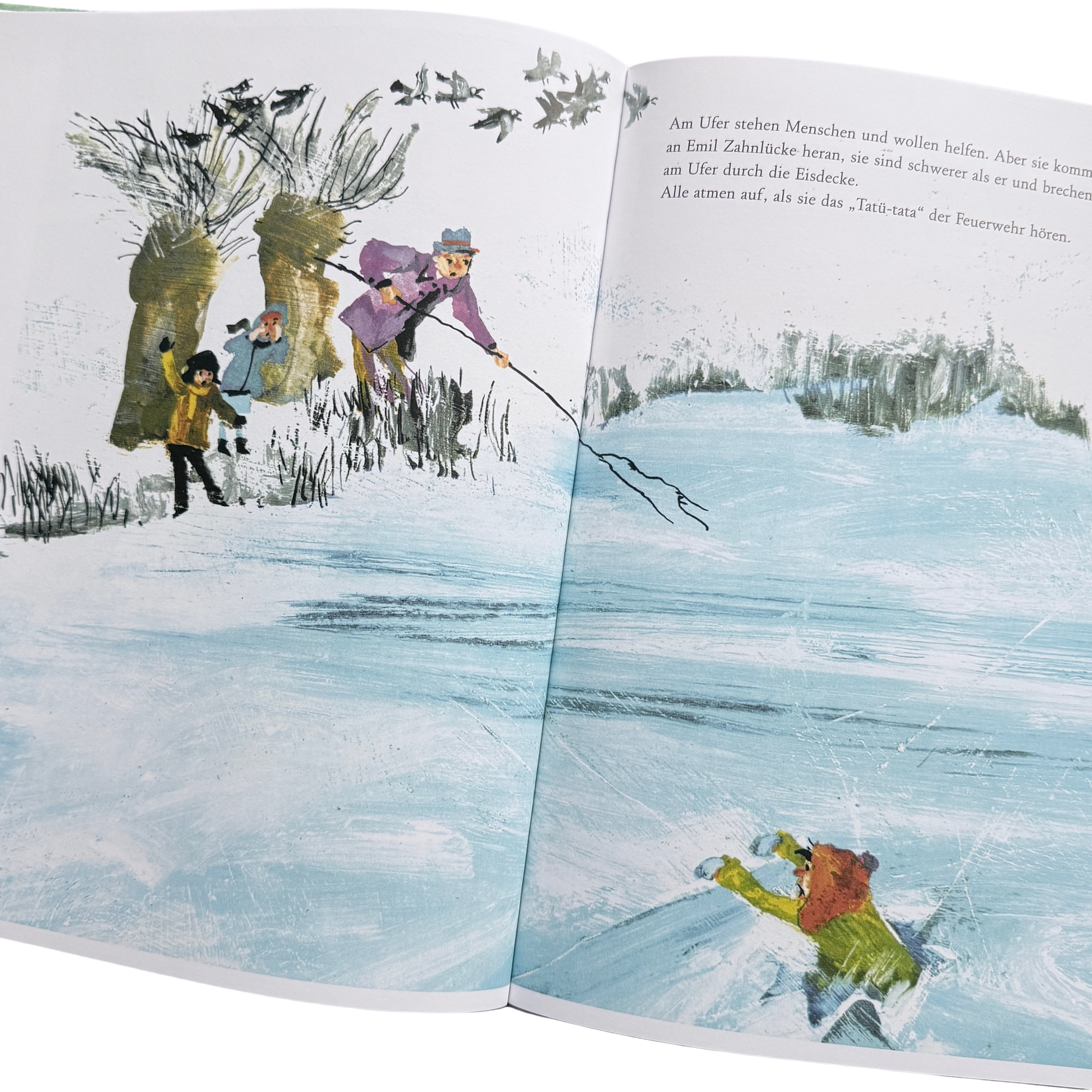 Kinderbuch - Bei der Feuerwehr wird der Kaffee kalt. Buchseite mit enem Kind, welches auf dem Eis eingebrochen ist und einem Mann der hilft.