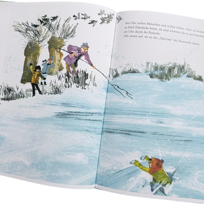 Kinderbuch - Bei der Feuerwehr wird der Kaffee kalt. Buchseite mit enem Kind, welches auf dem Eis eingebrochen ist und einem Mann der hilft.