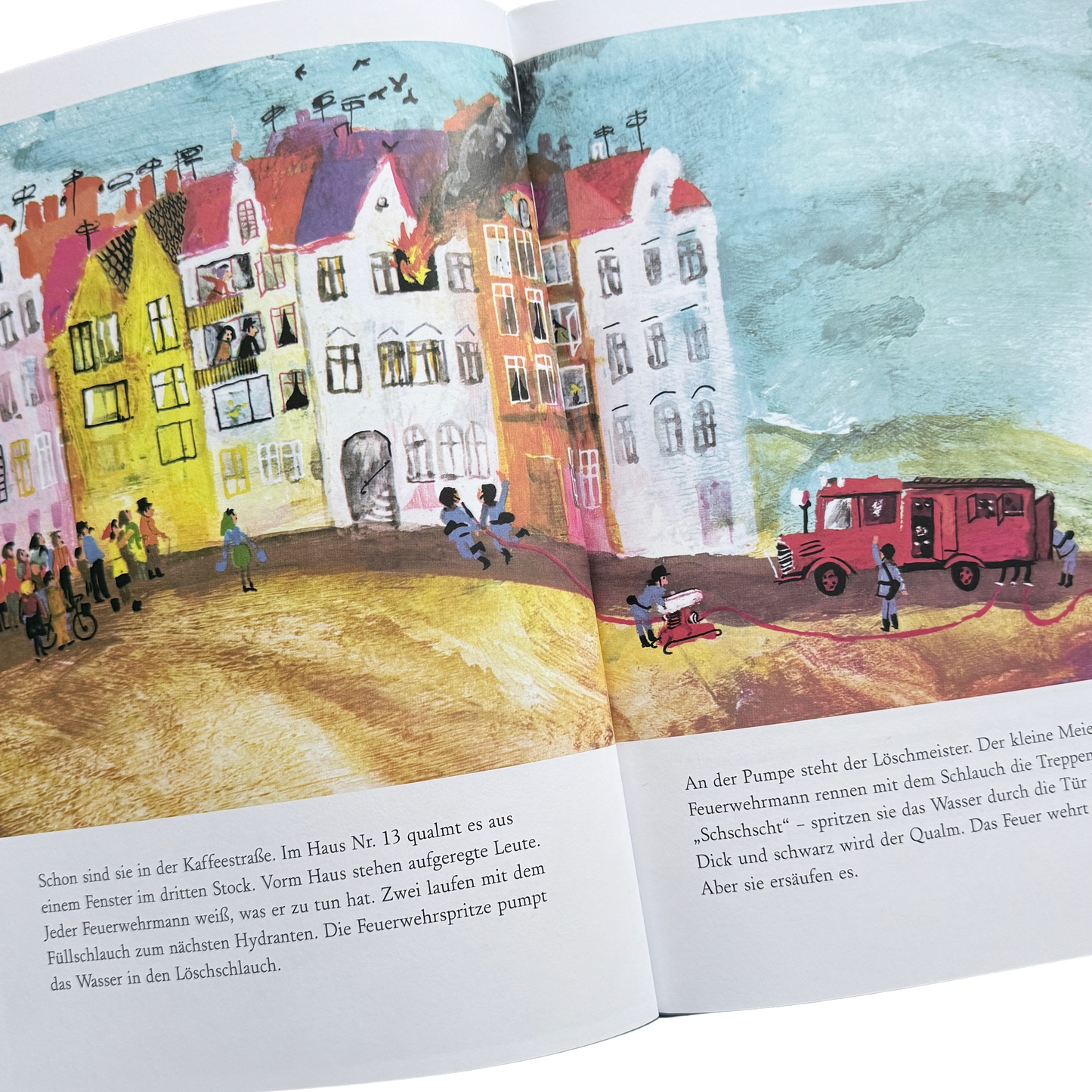 Kinderbuch - Bei der Feuerwehr wird der Kaffee kalt. Buchseite mit einem brennendem Haus und der Feuerwehr die löscht. 