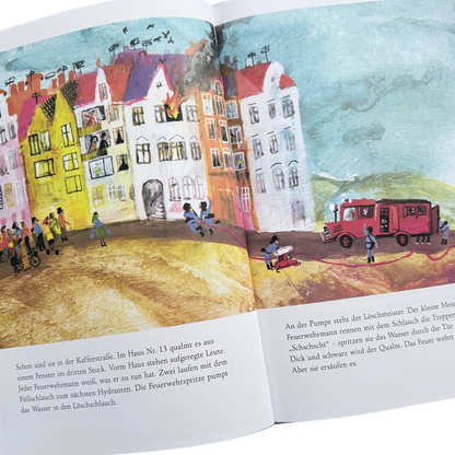 Kinderbuch - Bei der Feuerwehr wird der Kaffee kalt. Buchseite mit einem brennendem Haus und der Feuerwehr die löscht. 