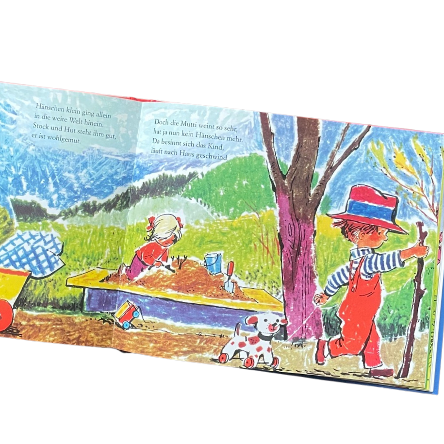 Kinderbuch Hänschen Klein mit verschiedenen Kinderreimen und Liedern. Buchseite mit Hänschen Klein geht mit einem Hund an der Leine und einem Stock in der Hand spazieren. Ein Mädchen spielt im Sand. 