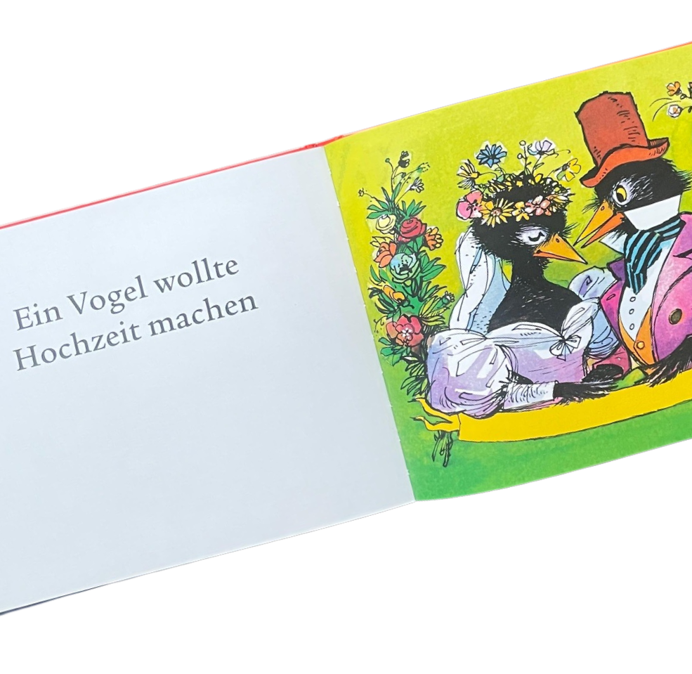 Kinderbuch Hänschen Klein mit verschiedenen Kinderreimen und Liedern. Buchseite Vogelhochzeit mit zwei Vögeln, verkleidet als Brautpaar. 