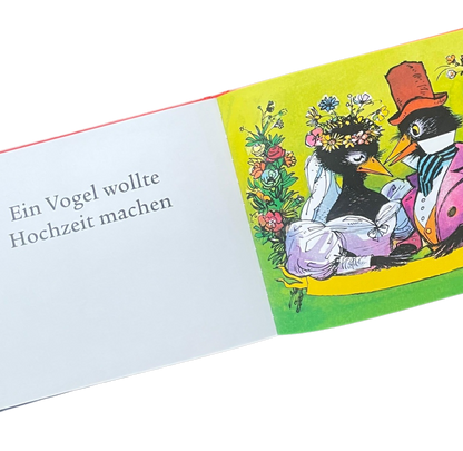 Kinderbuch Hänschen Klein mit verschiedenen Kinderreimen und Liedern. Buchseite Vogelhochzeit mit zwei Vögeln, verkleidet als Brautpaar. 