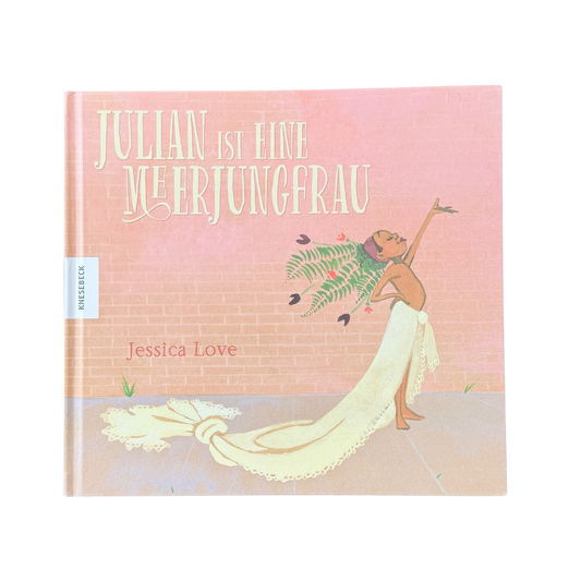 Julian ein Junge der Meerjungfrau sein möchte. Warum nicht. Er verkleidet sich mit einer Gardine der Oma und Zimmerfarn auf dem Kopf. 