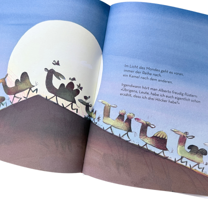 Alberto einfach einzigartig, ein Kinderbuch mit einem Kamel auf dem Cover, welches drei Höcker hat und mit allen anderen Kamelen in der Wüste vor dem erleuchteten Mond in Reihe maschiert. 