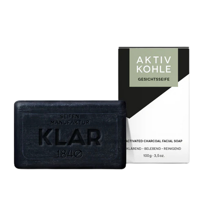Schwarze Aktivkohleseife in einer schwarz-weißen Verpackung.
