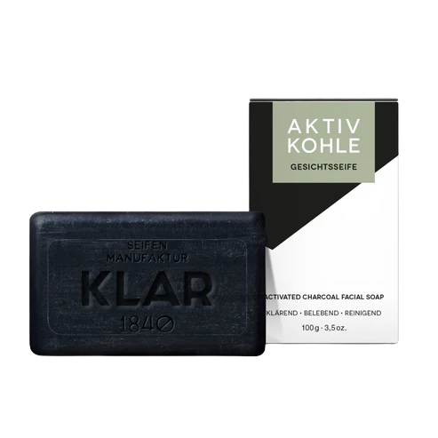 Schwarze Aktivkohleseife in einer schwarz-weißen Verpackung.