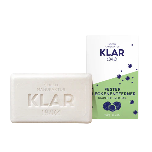 Fester Fleckenentferner in einer grün-weißen Verpackung aus Karton.