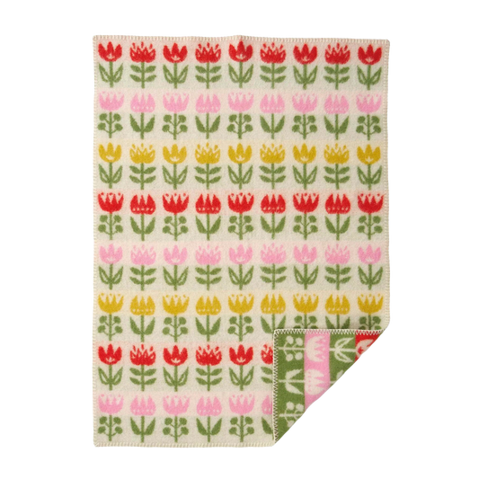 babydecke aus wolle mit bunten tulpen 