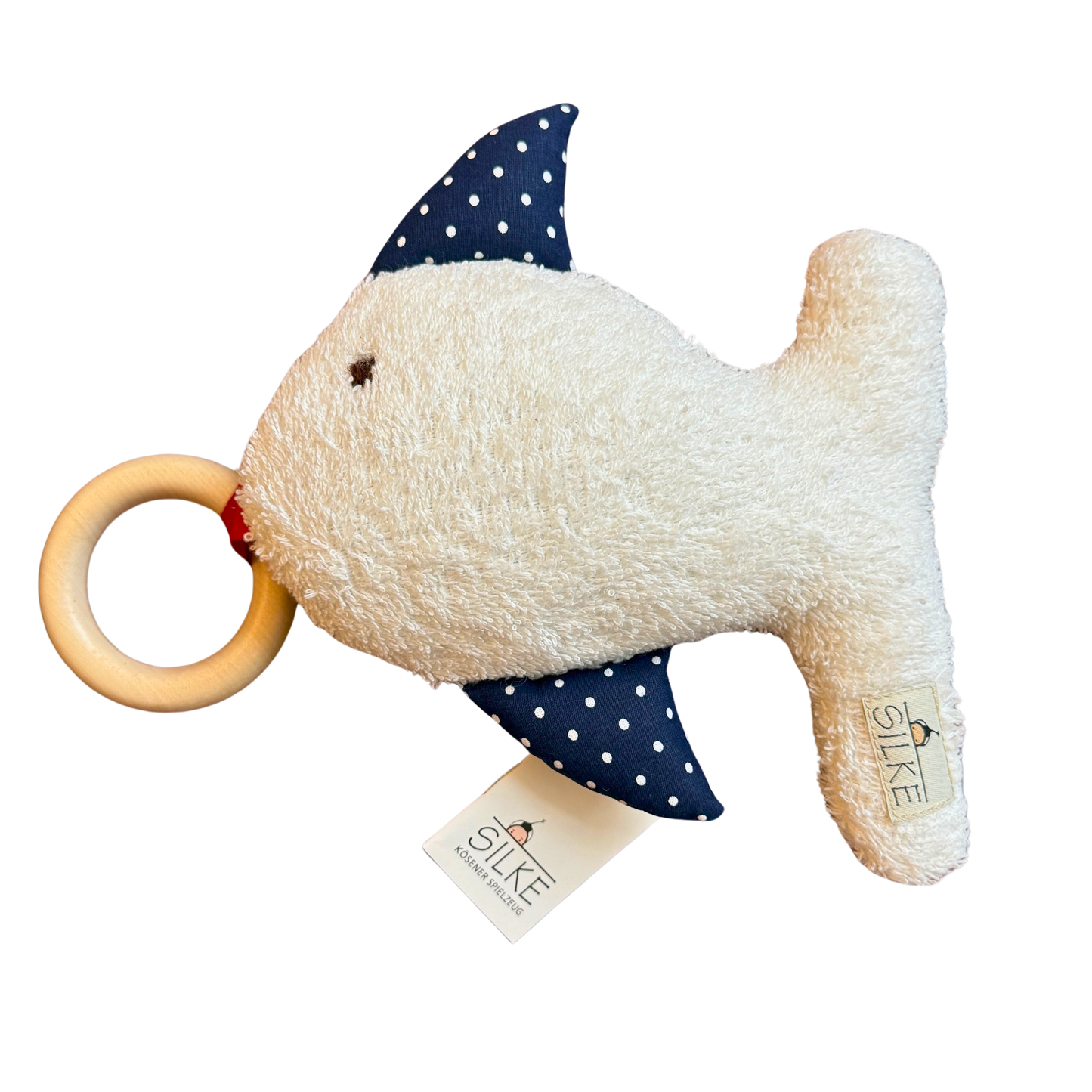 Weißer Fisch mit blauen Flossen mit weißen Punkten aus Baumwollfrottee mit Holzring zum Beißen.