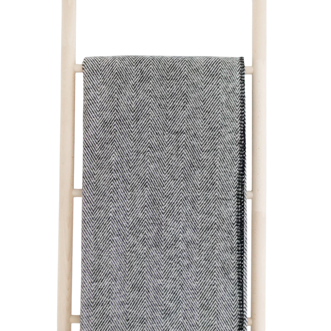 Baumwolldecke Finn in schwarz und Fischgrät Muster.